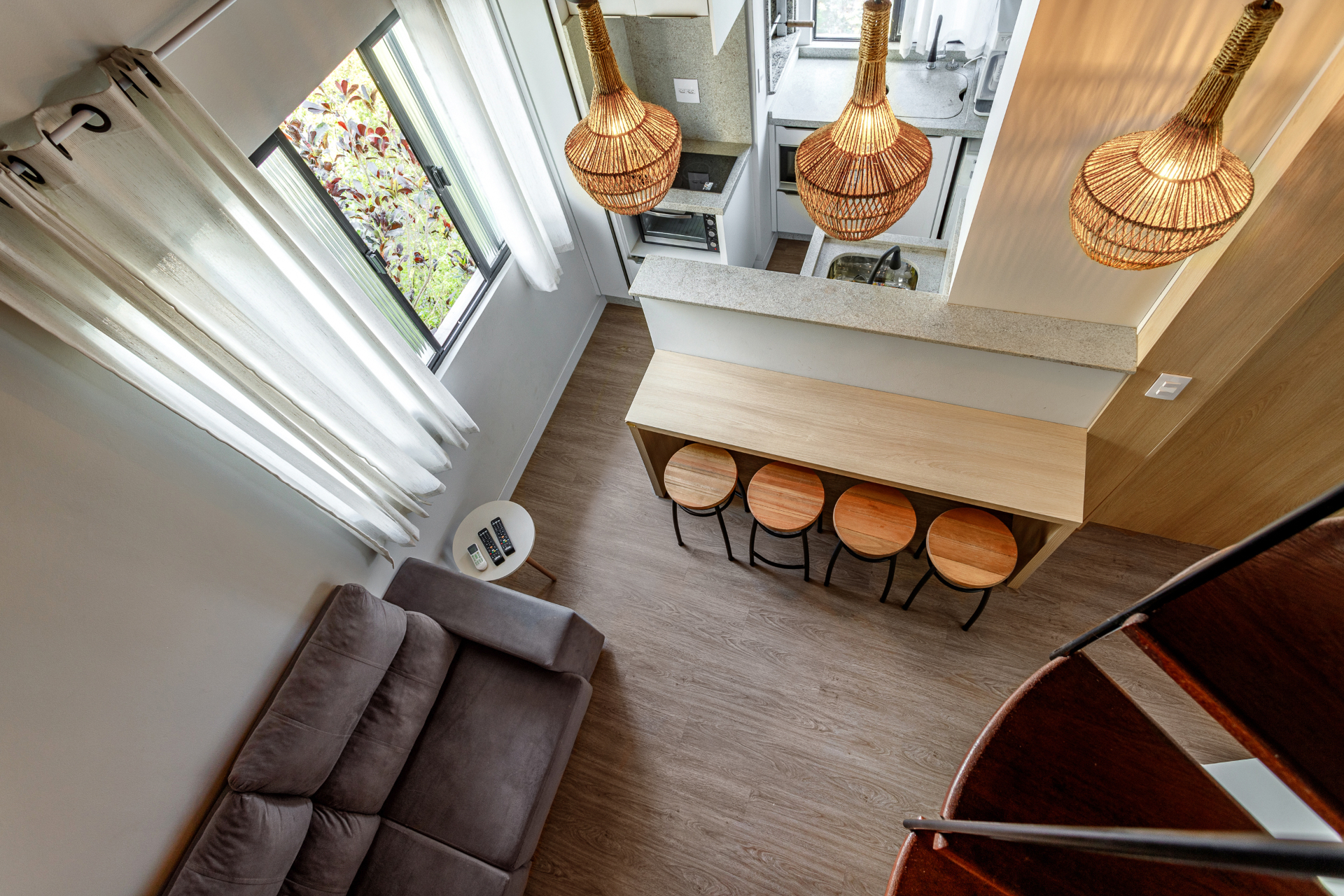 Vista aérea do Loft 203 com sala integrada e cozinha